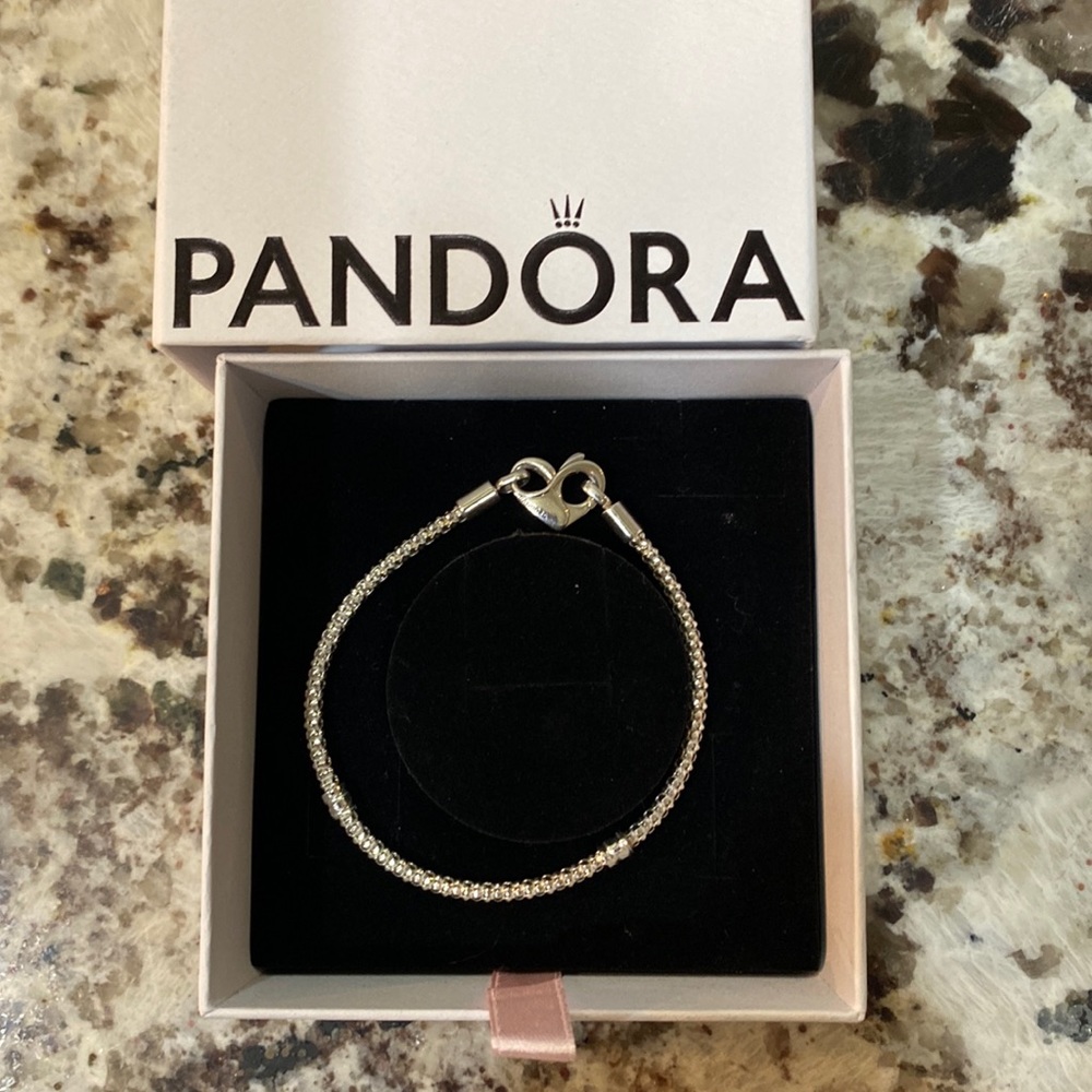 Brand new Pandora heart claw clip charm bracelet 7”
